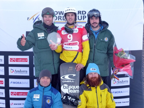 Laro Herrero, Lucas Eguibar, segundo en la copa del mundo de SBX de Vsallnord, Regino Hernández , Israel Planas, entrenador , y el skiman italiano  (Copyright/Turiski)   