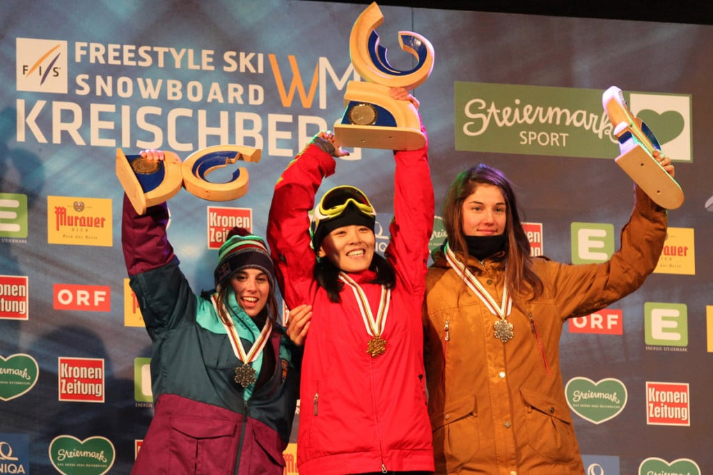 A Queralt Castellet le acompañaron en el podio lachina Xuetong Cai (oro) y  la francesa  Clemence Grimal (bronze). (Copyright/ @RFEDInv-FIS).