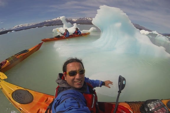 Lluis Rabaneda navegando en kayak y entre icebergs en el  canal Upsala del Lago Argentino. (Copyright/Rocroi)