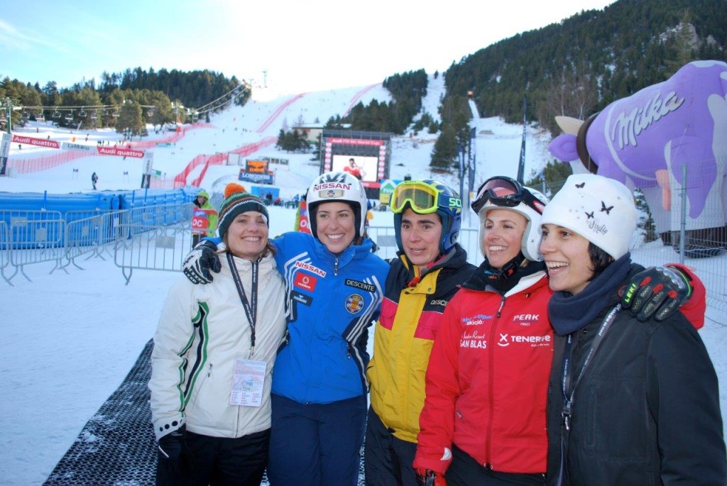 Reencuentro, en diciembre 2008, durante la disputa de la Copa del mundo de esquí en La Molina en la que participó Carolina Ruiz. Ana Galindo, Carolina Ruiz, Monica Bosch, Ainhoa Ibarra y Anna Geli. -de derecha a izquierda-. (Copyright/Turiski).