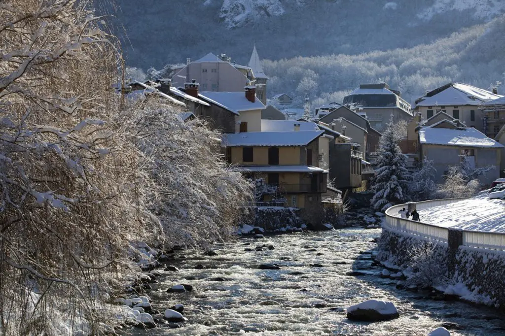Ax les Thermes pueblos Pirineo francés para disfrutar esquí y nieve
