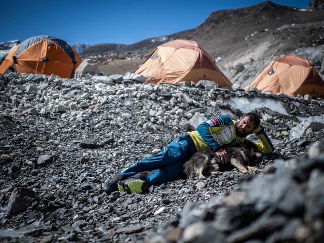 Alex Txikon picnic Everest.