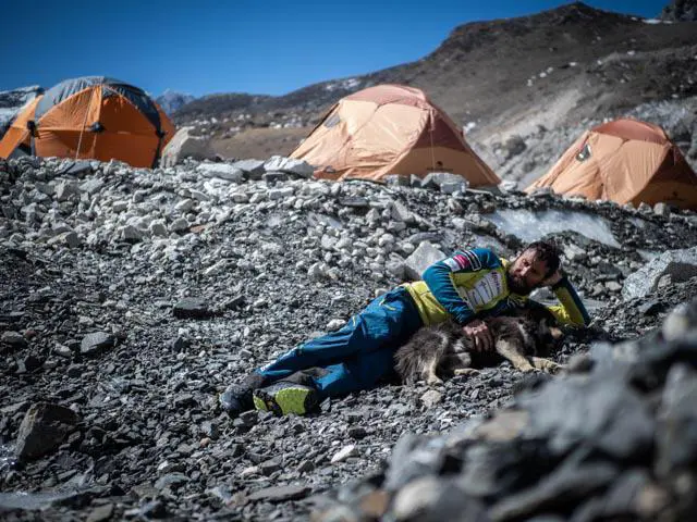 Alex Txikon picnic Everest.