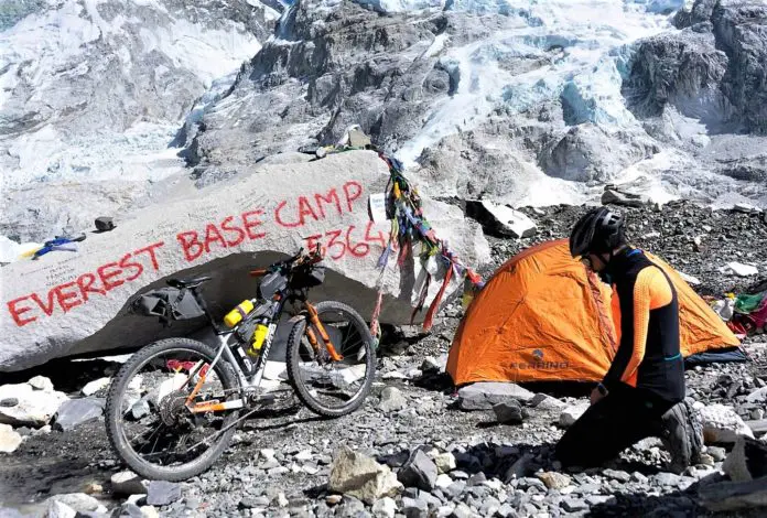 Omar di Felice ultraciclista campo base Everest
