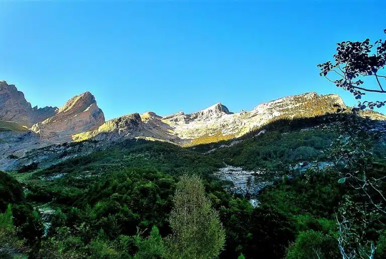 Valle de Pineta cascadas Llanos de La Larri