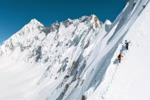 Montaña en Escena a Liste: Everything or Nothing”