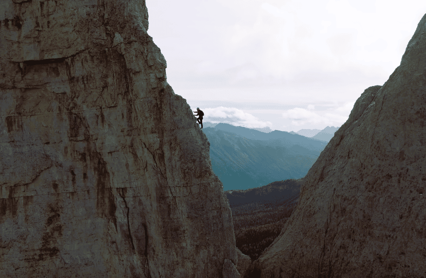 Marco Milanese escala la Torre Delago en solo y salta en wingsuit