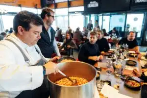 Marcos Morán, chef de Casa Gerardo (Asturias) delante de la fabara elaborada para los comensales del Snow Club Gourmet de Grandvalira en la sala del restaurante Jean Leon de Soldeu. (Copyright/ GVR)