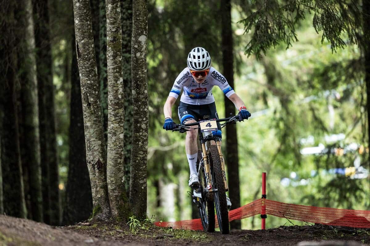 Puck Pieterse, dominando el circuito en Les Gets durante la Copa del Mundo de XCO, donde se alzó con una contundente victoria, reafirmando su posición como una de las mejores ciclistas del momento.