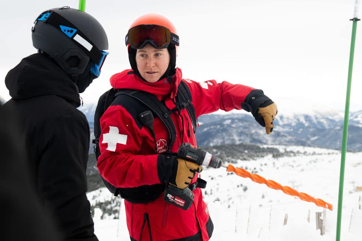 Berta Pérez, una de las mujeres que rompen barreras en el mundo de los písters, dedicando su vida a la seguridad en la nieve.