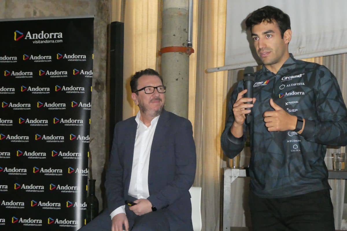Betim Budzaku escucha a Joan Verdú, embajador de Grandvalira Resorts y principal figura deportiva de Andorra, durante una presentación del producto turístico del país.