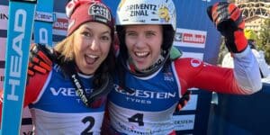 Camille Rast y Wendy Holdener, sonrientes y relajadas, disfrutan de los instantes previos a subir al podio tras conquistar el oro y la plata en el slalom de Saalbach.