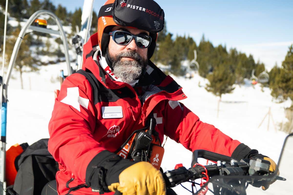 Carlos Pérez, un pÍster comprometido con la seguridad y el rescate en la montaña.