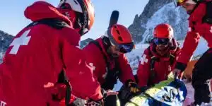 Los písters, héroes de la nieve: profesionales dedicados a la seguridad y el rescate en las pistas de esquí.