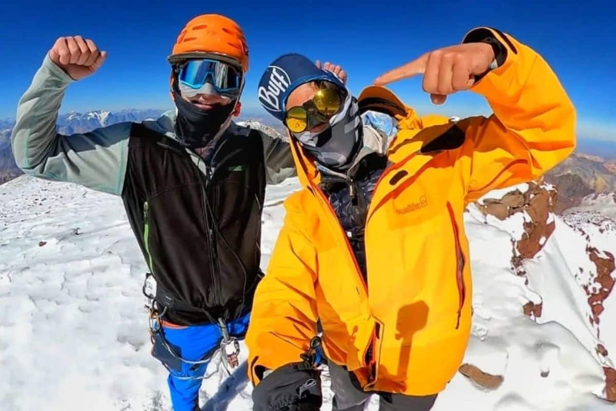 Nicolás Verdugo y Gregorio Frondizi comparten un momento en la cumbre del Aconcagua antes de iniciar el descenso.