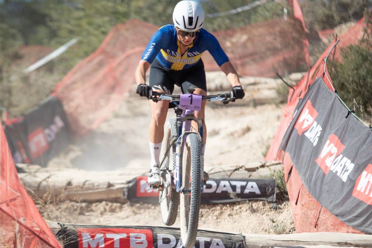 Jenny Rissveds, liderando en solitario la carrera, impuso un ritmo imbatible desde la salida en los Internacionales Chelva 2025.