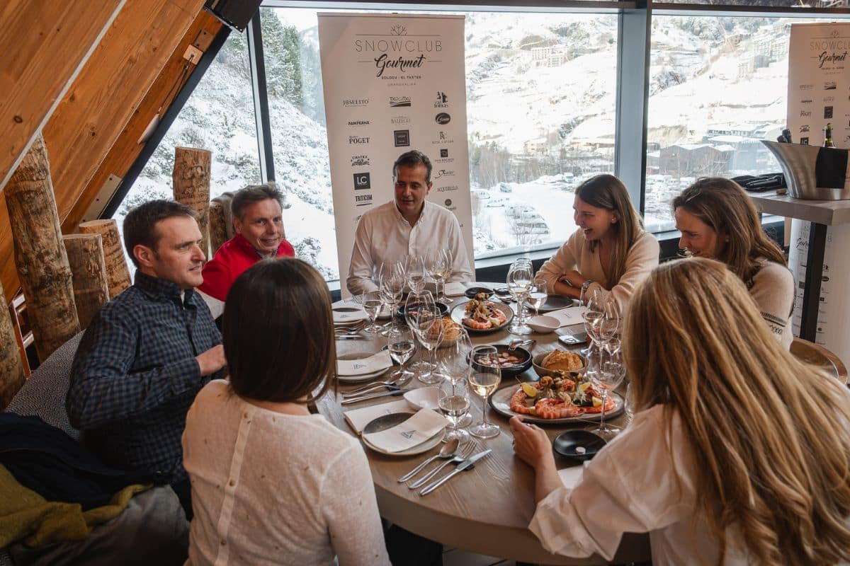 Un homenaje al mar en la nieve: los socios del Snow Club Gourmet degustan el mejor marisco de Los Marinos José en Grandvalira.