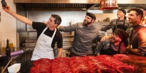 Pablo Sánchez , chef de Los Marinos José, inmortaliza con un selfie la graellada de carabineros a la brasa, un emblema del mar en plena nieve de Grandvalira.