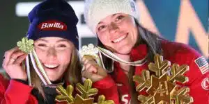 Mikaela Shiffrin y Breezy Johnson celebran su victoria en la combinada por equipos de Saalbach, luciendo sus medallas de oro con una gran sonrisa.
