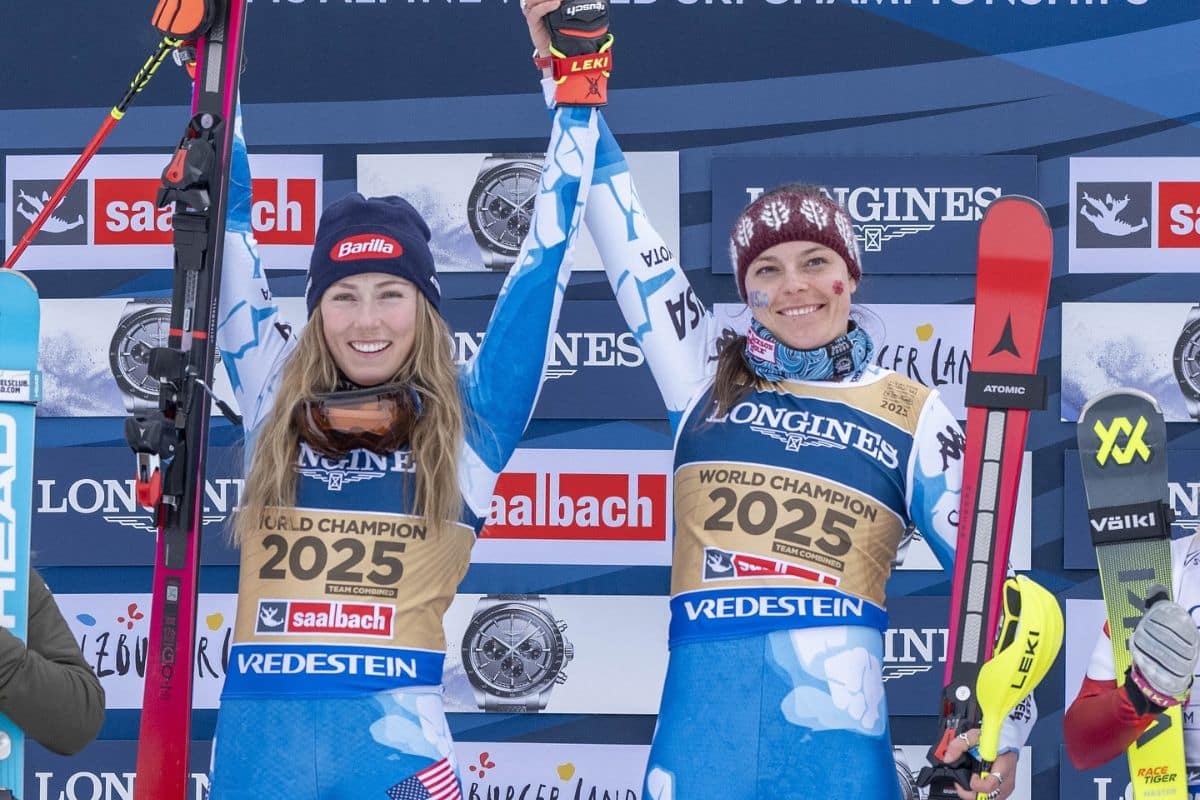 Shiffrin y Johnson, con sus uniformes azul y blanco, posan en el podio de Saalbach 2025 tras ganar la combinada por equipos.