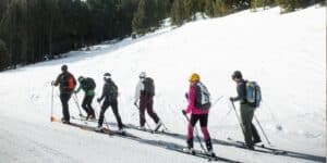 Participantes del Skimo Camp de Grandvalira recorriendo los circuitos de esquí de montaña de la estación junto a los guías del Adventure Center.