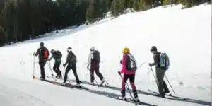 Participantes del Skimo Camp de Grandvalira recorriendo los circuitos de esquí de montaña de la estación junto a los guías del Adventure Center.