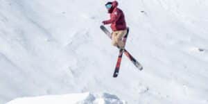 Esquiador realizando un truco en el Snowpark de Boí Taüll sobre un salto de nieve.