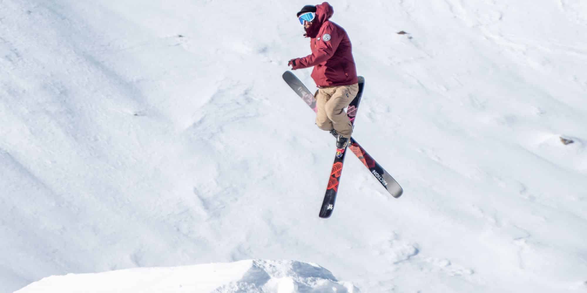 Esquiador realizando un truco en el Snowpark de Boí Taüll sobre un salto de nieve.