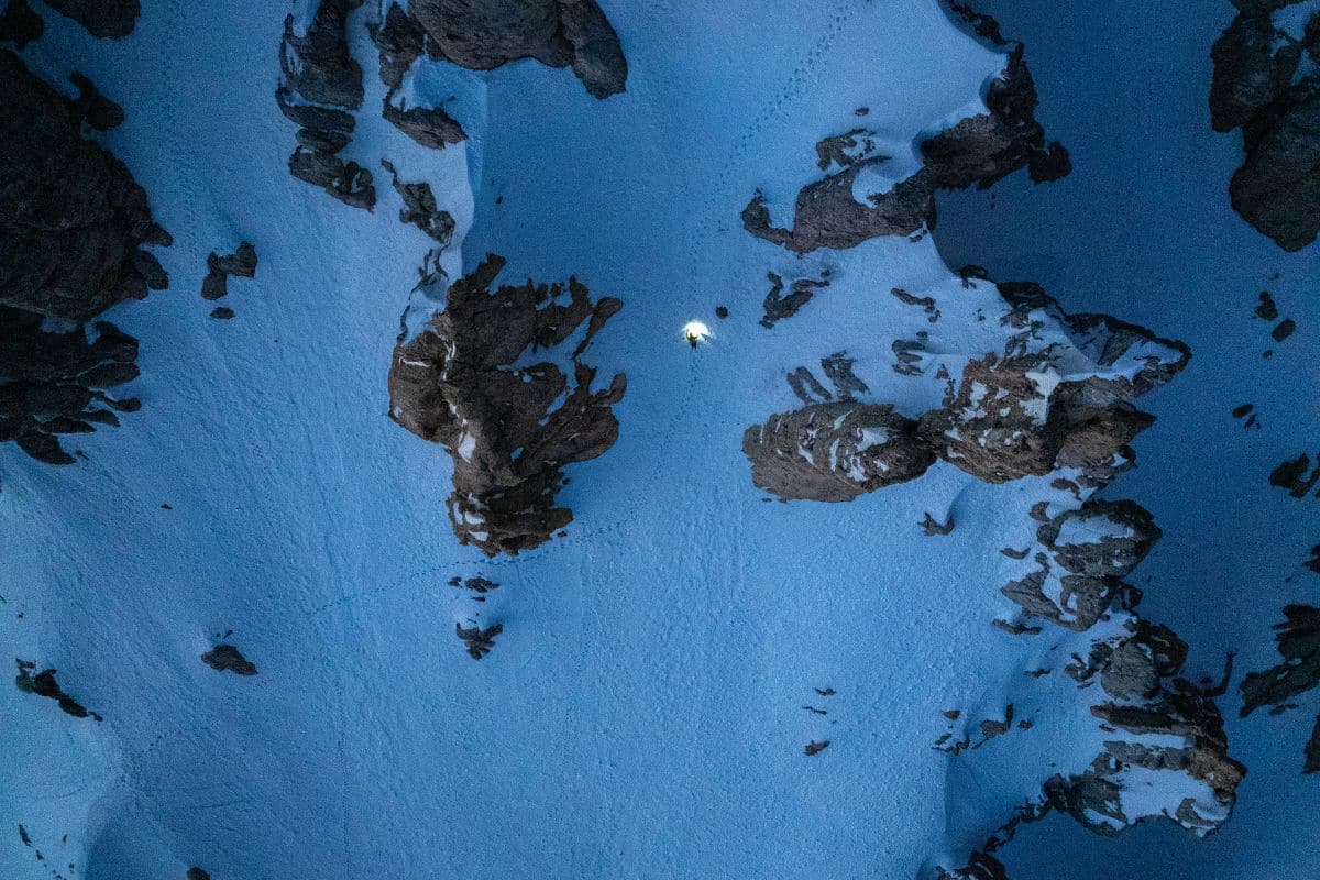 Hervé Barmasse durante la travesía invernal en solitario del Gran Sasso