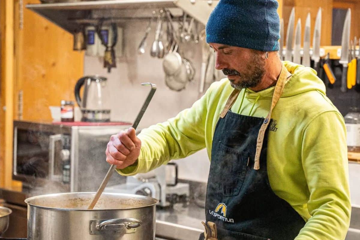Mikel Lorente en la cocina del Refugio Cap de Llauset (30)