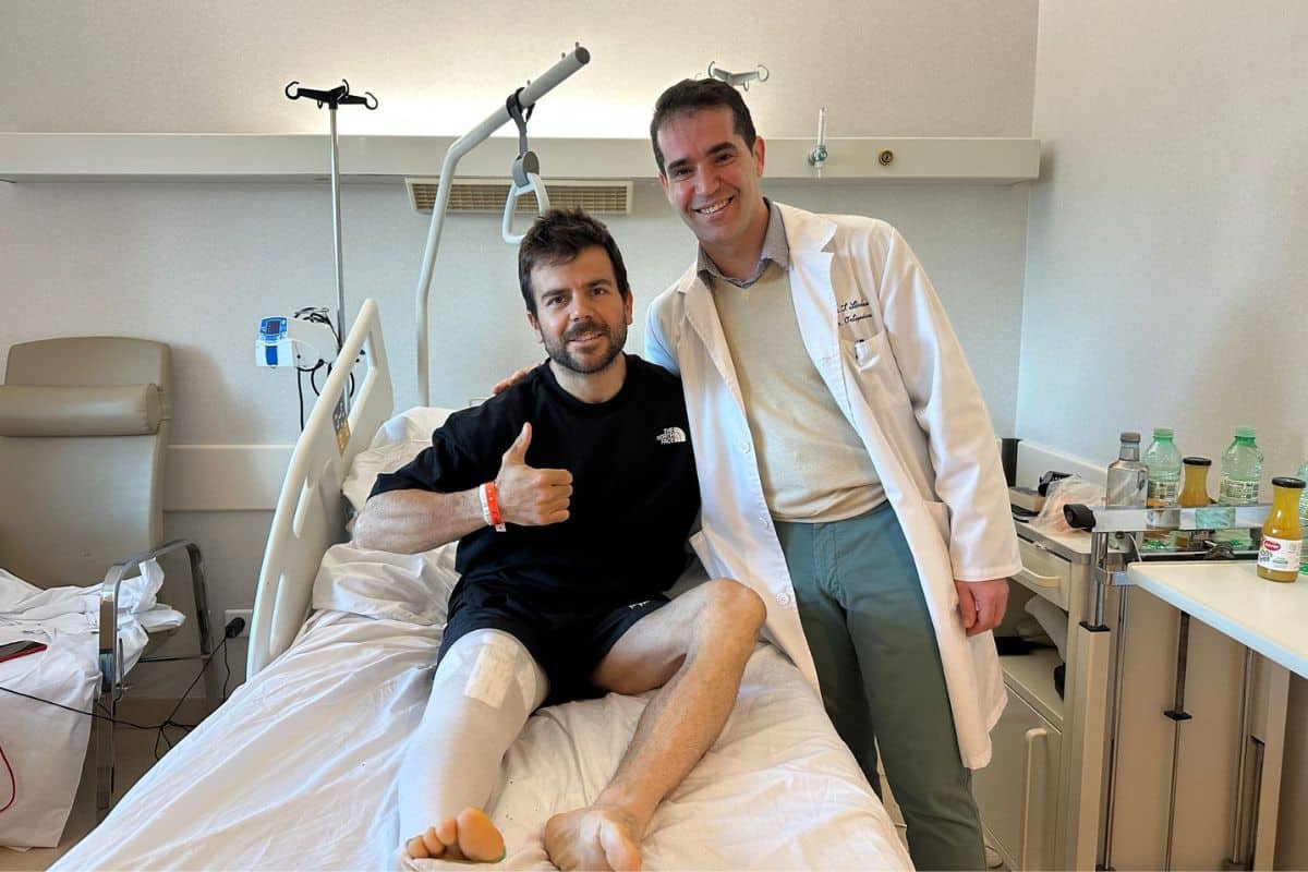 Aymar Navarro junto cirujano Juan Sánchez Soler 