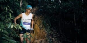 Marcos Villamuera corriendo por la selva de Penang