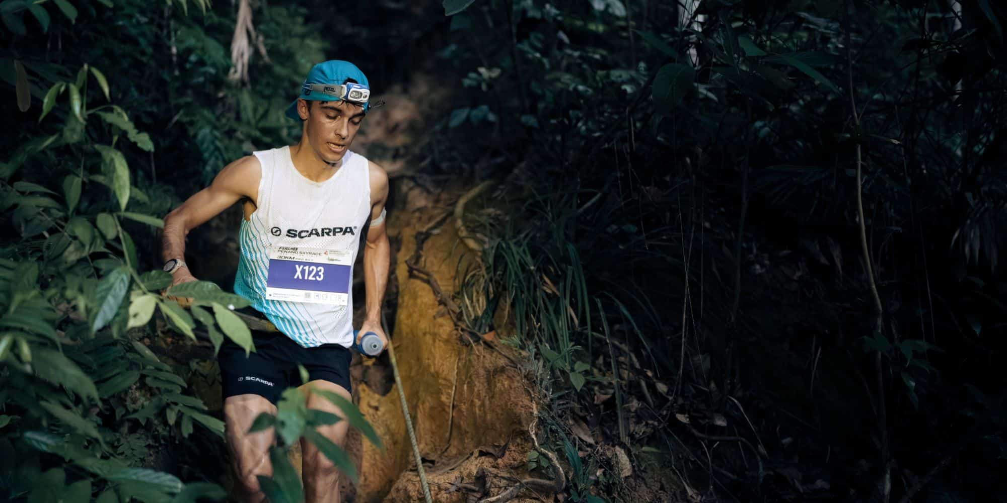 Marcos Villamuera corriendo por la selva de Penang