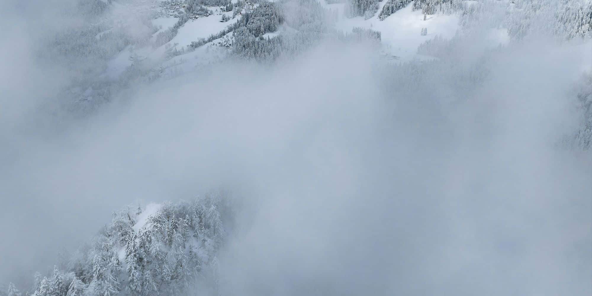 Paisaje nevado con niebla espesa, simbolizando las condiciones meteorológicas adversas durante el rescate de un grupo de jóvenes atrapados en la montaña de Sierra Nevada..
