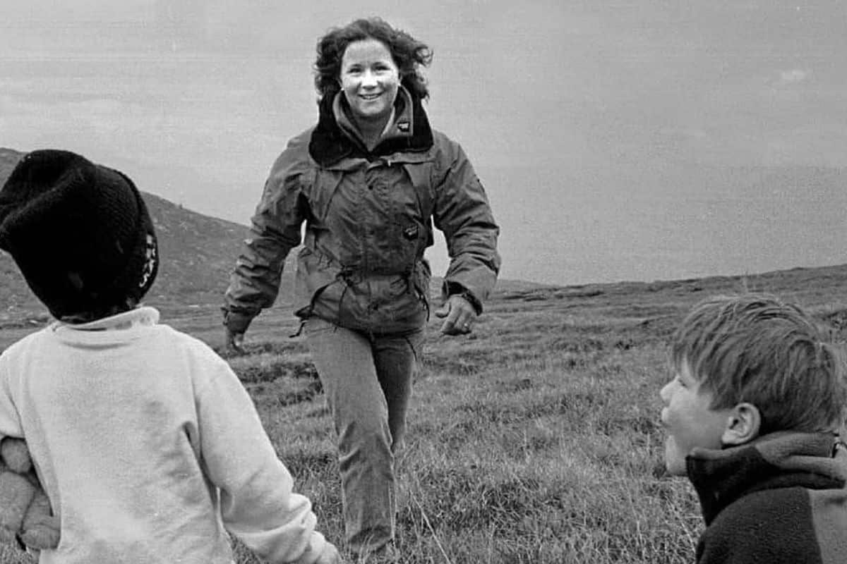 Alison Hargreaves junto a sus hijos Tom y Kate Ballard. 