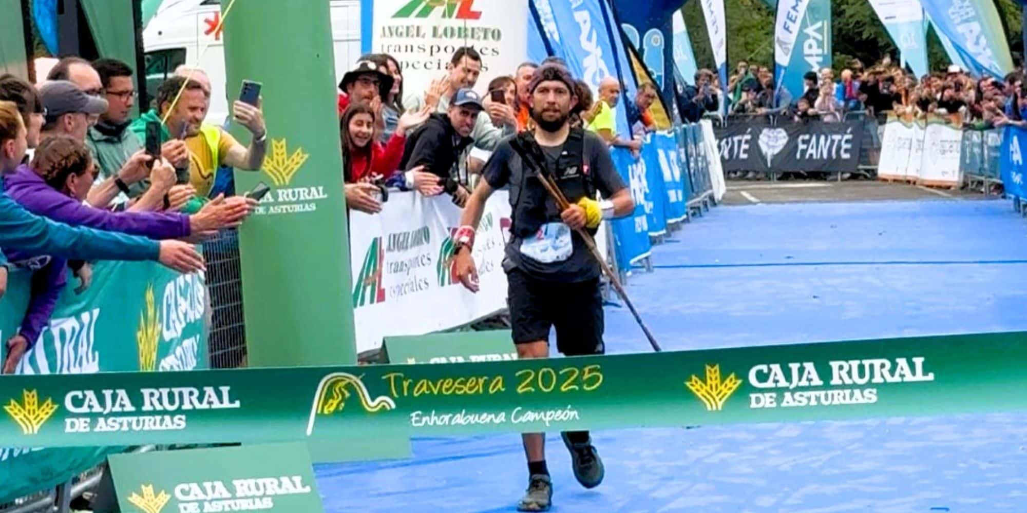 Manuel Merillas entrenado en la meta de Cabrales de la Travesera Picos de Europa 2025