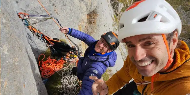 Eneko e Iker Pou en la pared del Tiro Pedabejo,