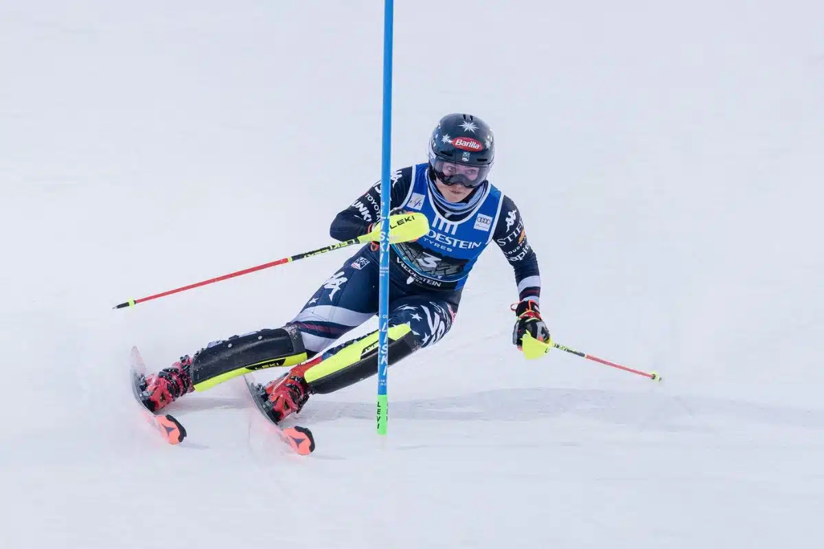 Mikaela Shiffrin dibuja sus giros en la Levi Black camino de su novena victoria en la estación finlandesa
