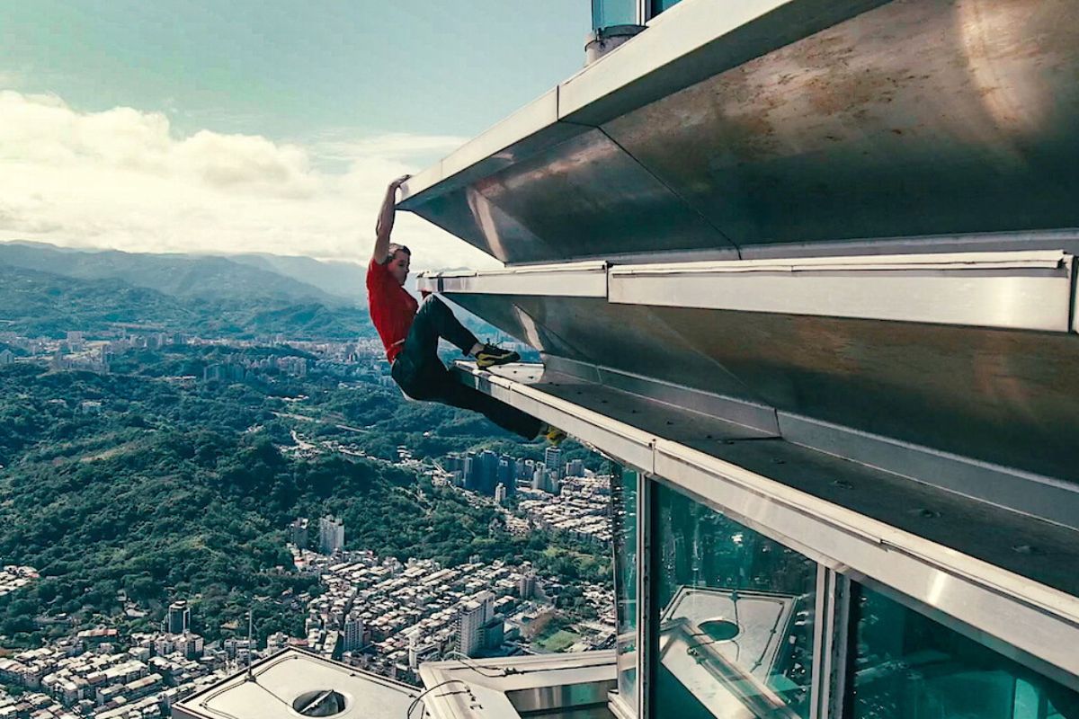 Alex Honnold escalando el edificio Taipei