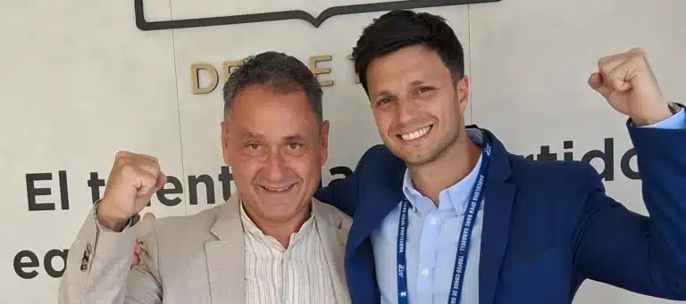 Enrique Tomás junto a su hijo Albert,