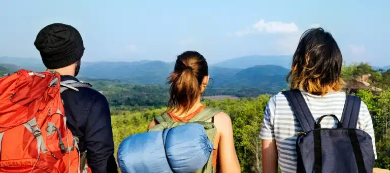 Una mochila bien preparada para caminar con calor debe priorizar agua, protección solar y solo el material que