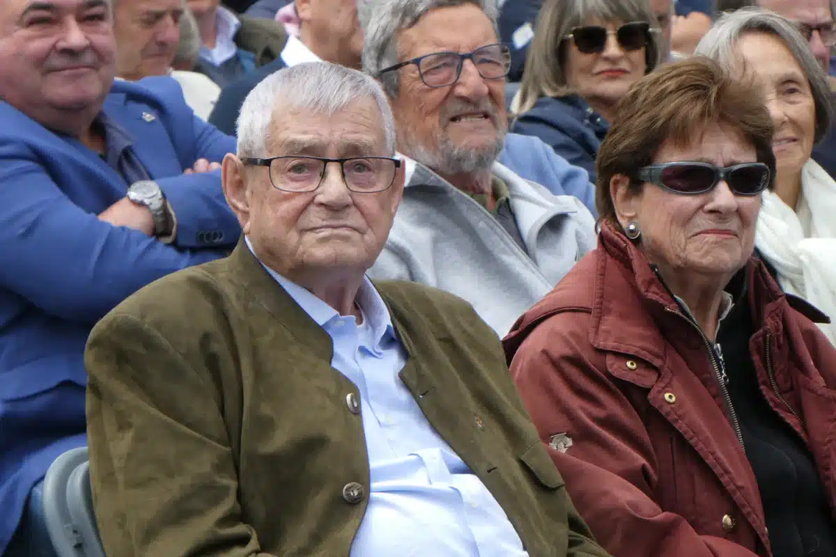 Hans Jörg Breitfuss y su esposa, Lali Rodríguez, durante el emotivo homenaje celebrado en La Molina en reconocimiento a toda una vida vinculada al esquí.
