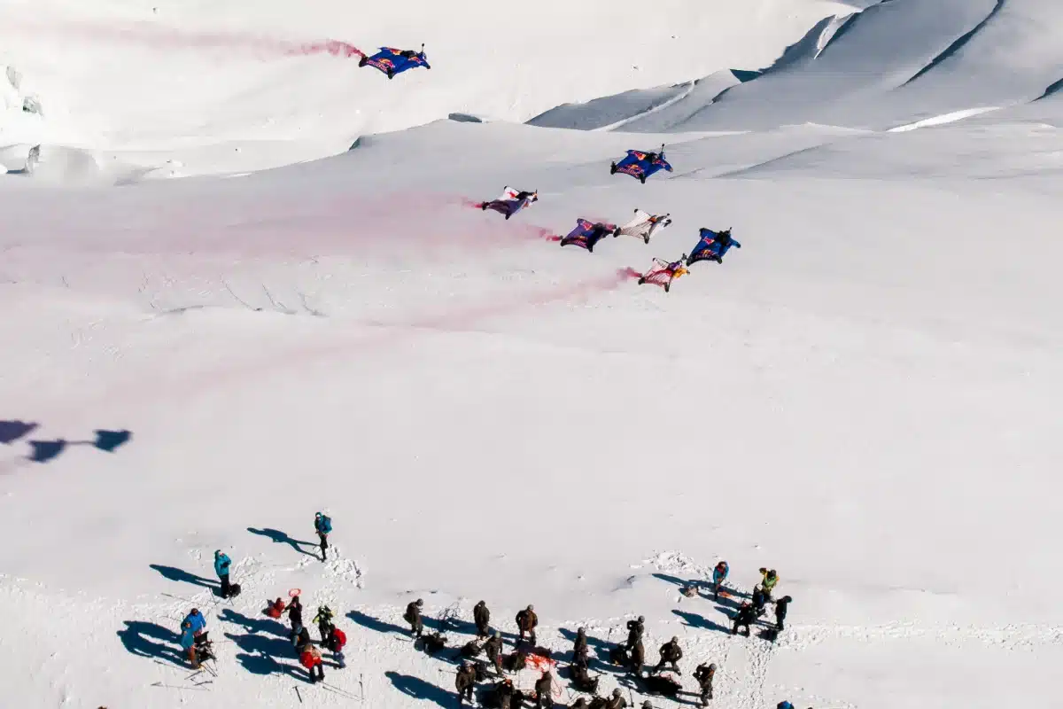 El equipo de especialistas de wingsuit durante el vuelo en formación sobre el Mont Blanc