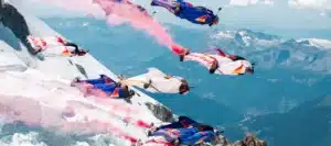 El equipo de especialistas de wingsuit durante el vuelo en formación sobre el Mont Blanc