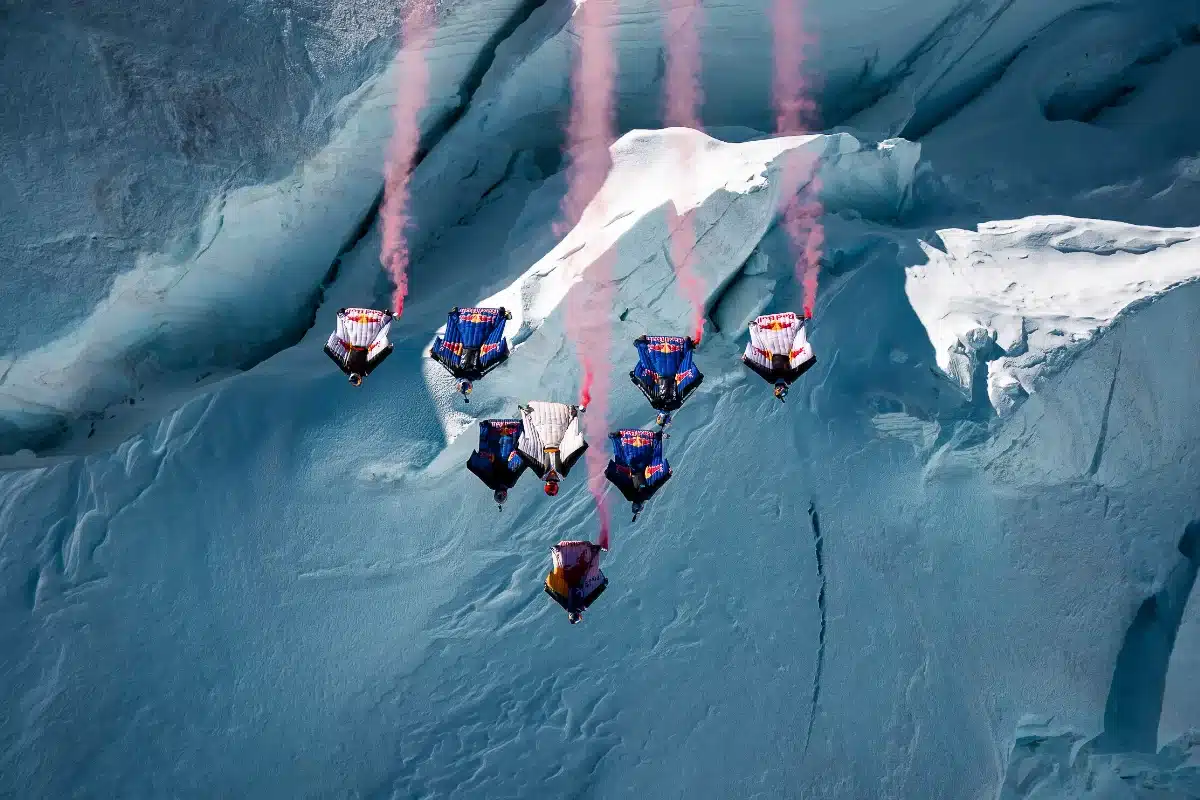wingsuit durante el vuelo en formación sobre el Mont Blanc