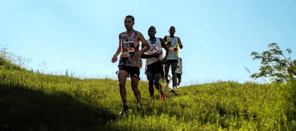 El marroquí Elhousine Elazzaoui no pudo encadenar su tercera victoria consecutiva en las Golden Trail World Series, pero conserva el liderato de la general tras ser cuarto en Québec.