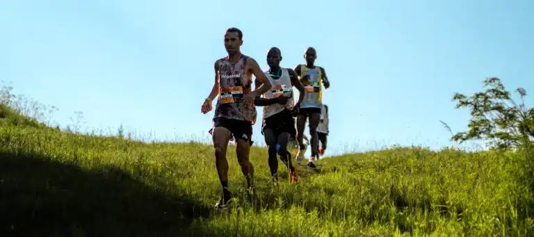 El marroquí Elhousine Elazzaoui no pudo encadenar su tercera victoria consecutiva en las Golden Trail World Series, pero conserva el liderato de la general tras ser cuarto en Québec.