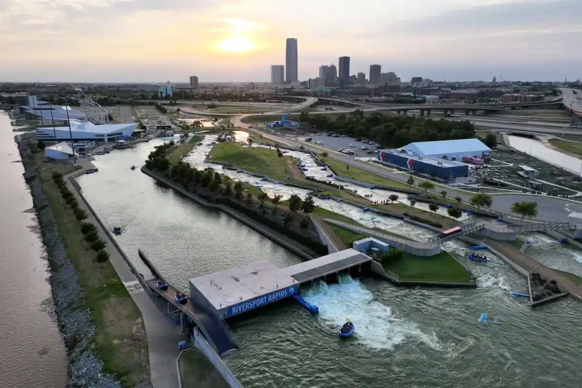 Vista aérea del canal Riversport de Oklahoma City,.