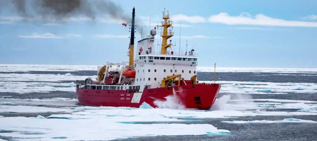 El rompehielos CCGS Des Groseilliers,