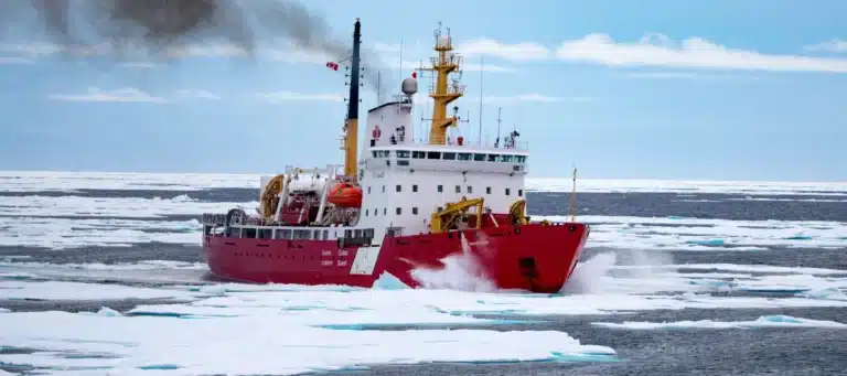 El rompehielos CCGS Des Groseilliers,